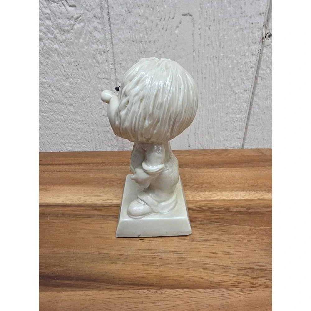 Vintage Russ Wallace Berries Statue 1971 